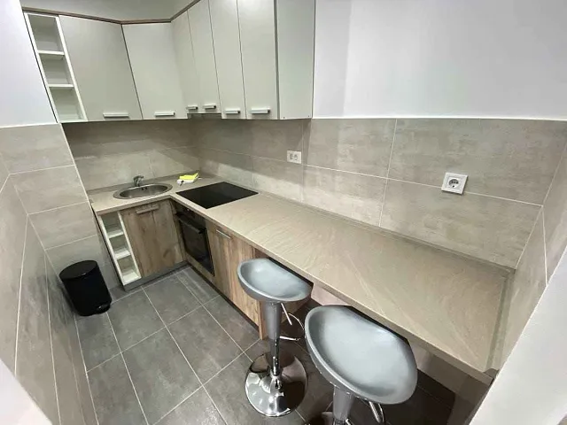 One-bedroom apartment with a jacuzzi in the living room, located in a modern building with an elevator — photo 7